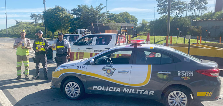 Motoristas são abordados na Bandeirantes, em ação pelo uso do cinto de segurança